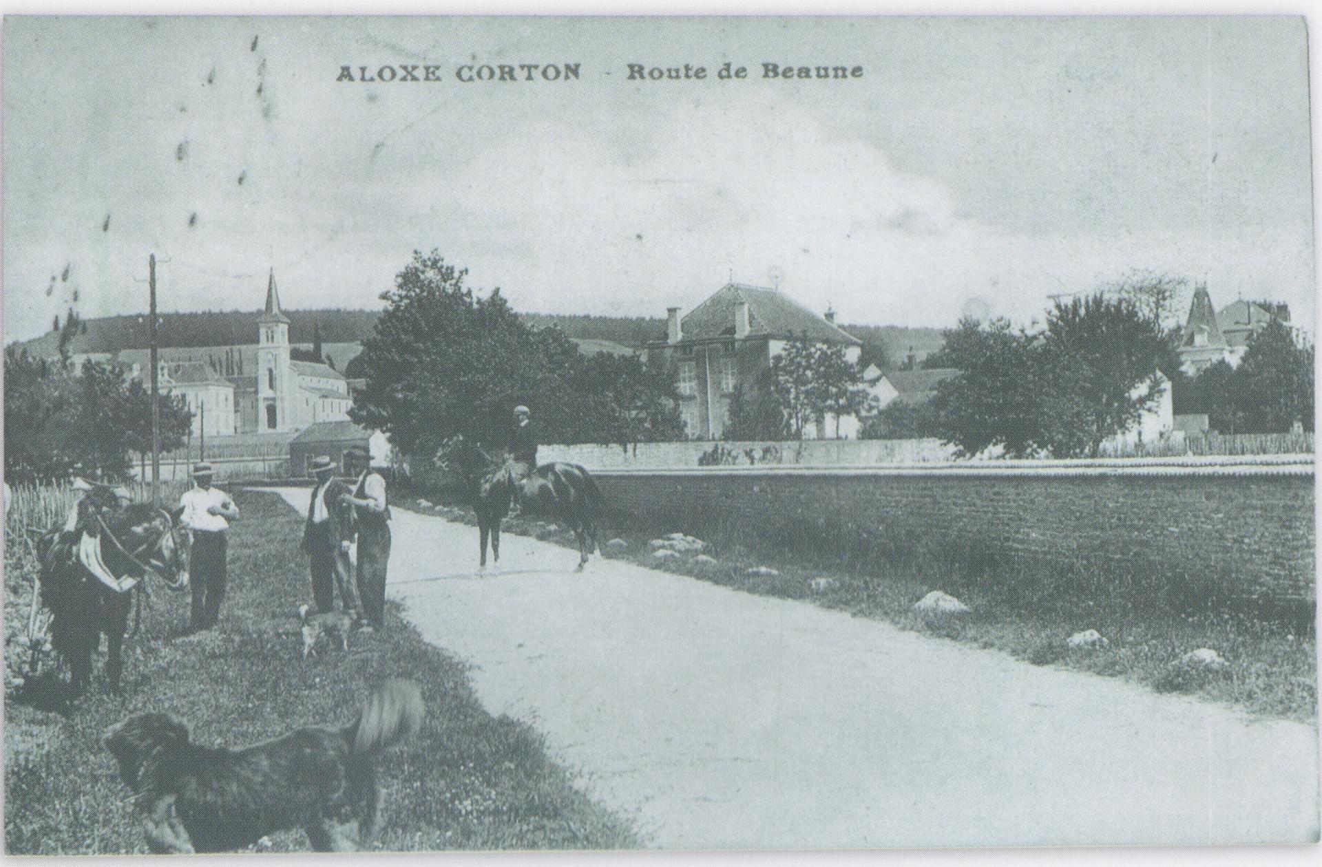L'entrée du Village par la route de Beaune (1930). Notez la maison du Patre qui occupait l'emplacement de l'actuelle place des Brunettes